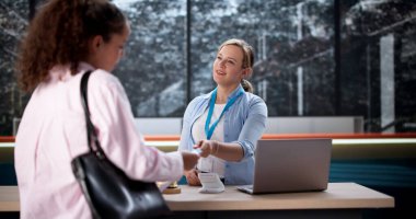 Zarif Otel Müdürü, Turistlere Düzgün Kontrol Süreci ile Yardımcı Oluyor.