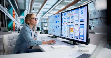 Masaüstü Bilgisayar Ekranında Çevrimiçi Pazarlama Kampanyasını Denetleyen Kadın Tasarımcı