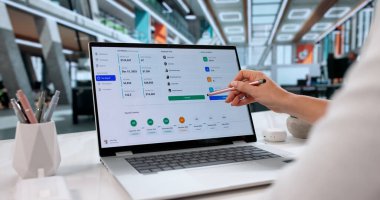 Kadın Muhasebeci Şirket Finansmanı için Muhasebe Yazılımını Kullanıyor