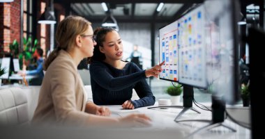 Webinar Sunucuları UI / UX Servisleri aracılığıyla Genç Kadın Tasarımcılara Rehber