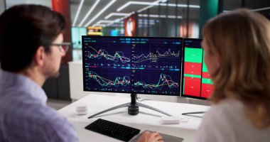 İki Olgun Tüccar Menkul Kıymetler İçin Çoklu Bilgisayar Ekranı Kullanıyor.