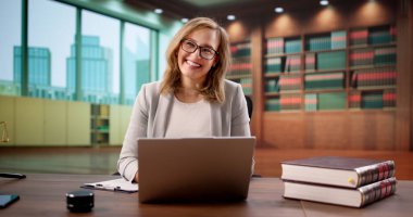 Ofiste Kitaplı Kitaplığa Karşı Güvenilir Bayan Avukatın Portresi.