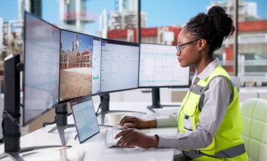 Genç bayan mühendis endüstriyel sistemleri kontrol etmek için 3D CAD yazılımı kullanıyor..