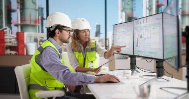 Veri analizi için Petrol Rafinerisinde Endüstriyel Enerji İzleyicisi kullanan Mühendisler