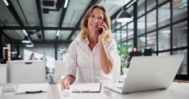 Gülümseyen Yönetici Sanal Telefon Desteği ile Müşterilere Rehber Veriyor.