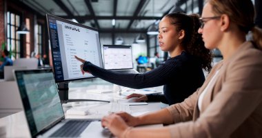 Genç Latin Kadın Masaüstü Bilgisayarındaki Şirket Faturalarını Verimli Yönetiyor.