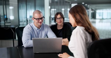 Mali Planlama Kolaylaştırdı: Muhasebe Toplantısı Ailenin Geleceğinin Güvence Altında Olmasına Yardım Ediyor