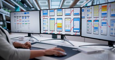 Modern Çevrimiçi Araçları Kullanarak Kullanıcı dostu Mobil Uygulama Arayüzü Oluşturan Genç Kadın.