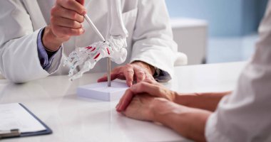 Ortopedik Doktor, Hastanın Ayakları İçin Klinikteki Tedaviyi Açıkladı.