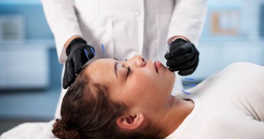 Stres atmak ve cilt terapisi için rahatlatıcı yüz akupunktur seansı. Rahatlamış Masaj Masajı