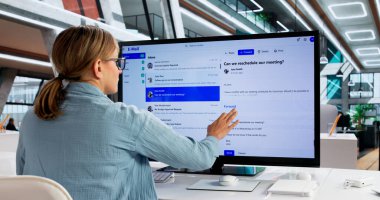 Meşgul Yönetici: Seyahat sırasında Smartphone 'da E- posta ve Toplantılar Yönetimi