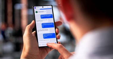 Modern İspanyol Adam Ofisinin içindeki akıllı telefonuna e-posta gönderiyor.