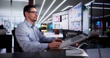 Genç Latin Tasarımcı Bilgisayar Uygulamasında Kullanıcı Deneyimi Arayüzü Oluşturuyor