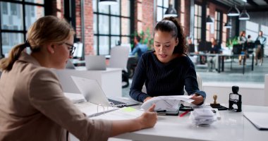 İşletme Müşterileri için Laptop kullanan Profesyonel Vergi Muhasebecisi Danışmanlık Hizmetleri.