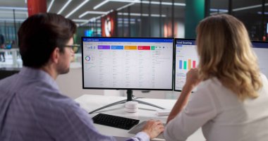 Eğitim Müdürü müşteri bağlılığını desteklemek için CRM Yazılımını kullanıyor