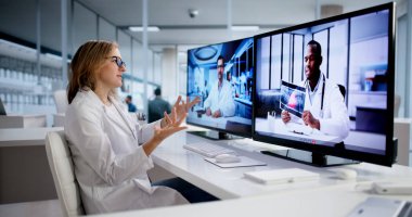 Hemşire ve Yöneticilerle Çevrimiçi Tıp Konferansına Öncülük Eden Bayan Doktor