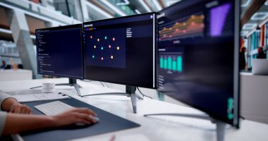 Sayısal Çözümleri Kullanarak Çevrimiçi Saldırıları Araştıran Kadın Siber Güvenlik Analisti