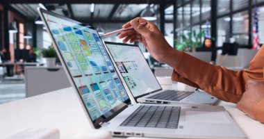 Çevrimiçi Hizmetler İçin Kullanıcı Arayüzü Tasarımı Geliştiren Afrikalı Amerikalı İş kadını