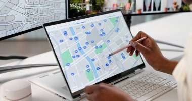 Genç Gayrimenkul Planlayıcısı Çevrimiçi Arazi Arıyor.