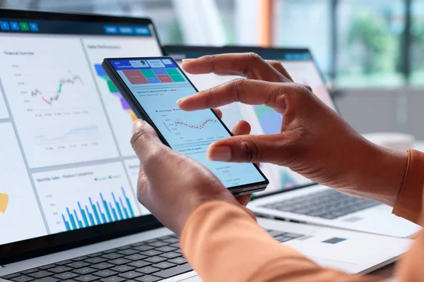 Siyahi İş Analisti Akıllı Telefon Teknolojisi ile Pazar Verilerini Analiz Ediyor