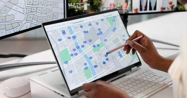 Genç Gayrimenkul Planlayıcısı Çevrimiçi Arazi Arıyor.