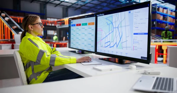 Etkili Lojistik Kadını Filo Yönetimi için Yol Planlama Uygulaması Kullanıyor