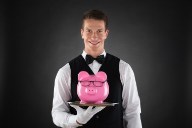 Butler Holding tepsi ile servet