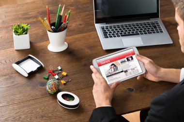 İşadamı okuma haber üstünde hareket eden telefon
