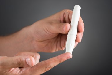 Kişi kan şeker seviyesini kontrol