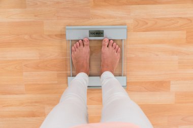 ölçek ağırlığında duran kadın