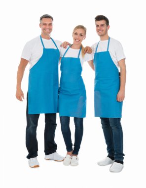 Mavi önlük giyen kapıcılar