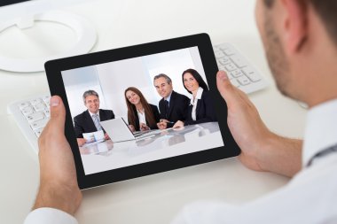 Dijital Tablet ile işadamı video konferans