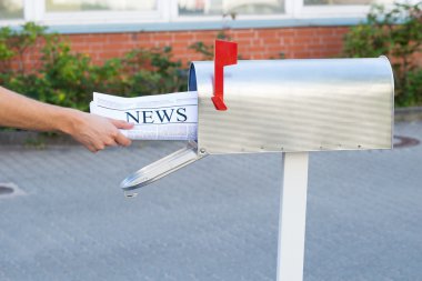 Kişi eller posta kutusu açma