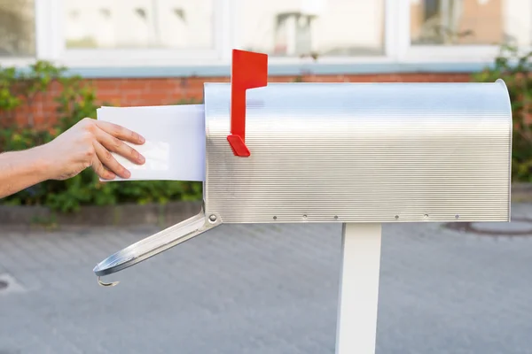 Pessoa removendo cartas da caixa de correio — Fotografia de Stock