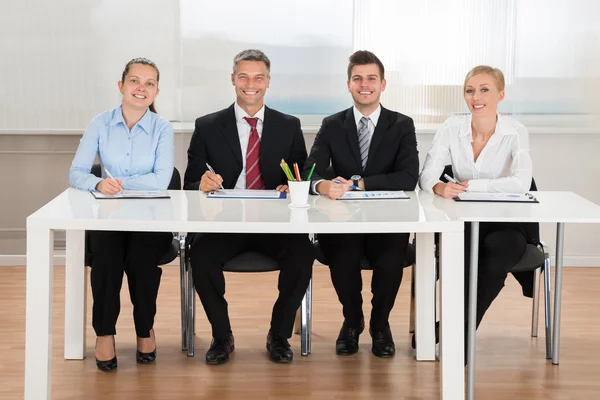 Feliz gente de negocios analizando gráfico — Foto de Stock