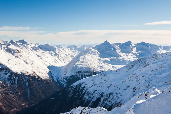 アルプスのスキー リゾートの冬の風景 — ストック写真
