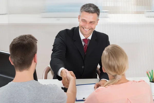 Male Agent Shaking Hands With Man — Stock Photo, Image
