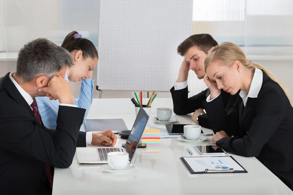 Ongelukkig ondernemers In zakelijke bijeenkomst — Stockfoto