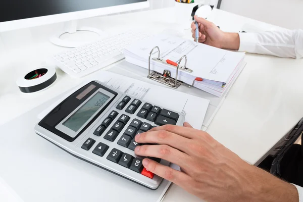 Empresário Calculando Orçamento Na Mesa — Fotografia de Stock