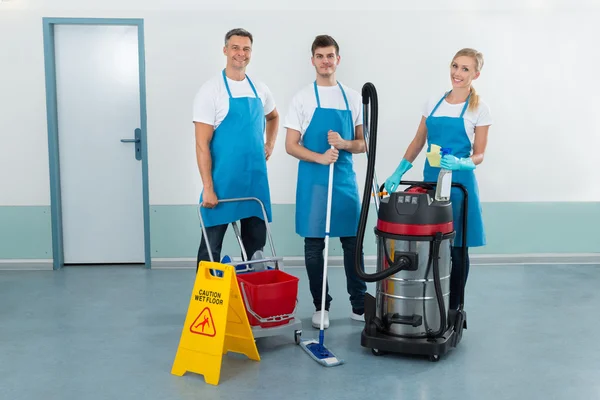 Trabalhadores com equipamentos de limpeza — Fotografia de Stock