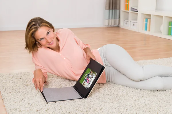 Donna guardando album fotografico — Foto Stock