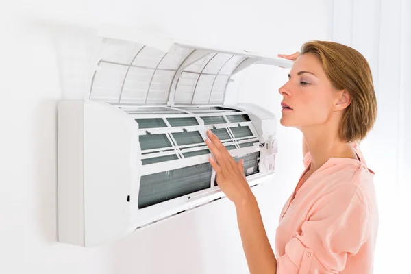 Woman Opening Air Conditioner — Stock Photo, Image