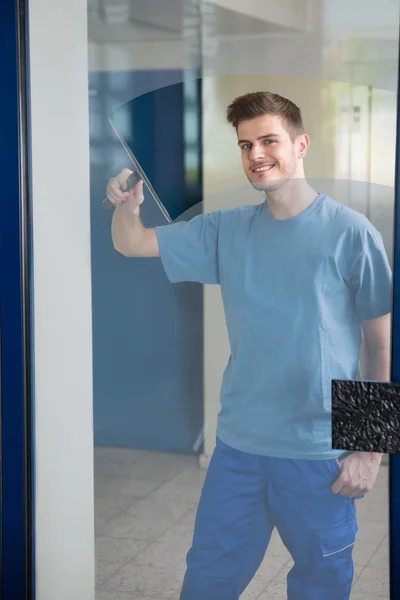 Trabajador de vidrio de limpieza con Squeegee — Foto de Stock