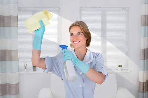 Mulher empregada doméstica limpando vidro com Rag — Fotografia de Stock