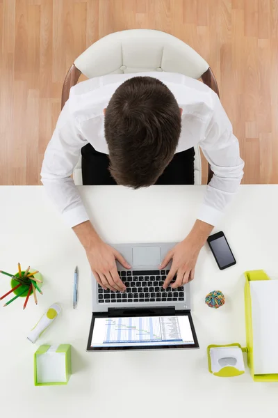 Zakenman werkt aan laptop — Stockfoto