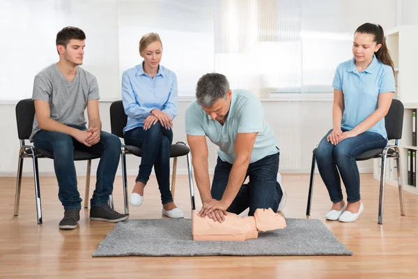 Instructor Teaching First Aid Cpr Technique — Stock Photo, Image