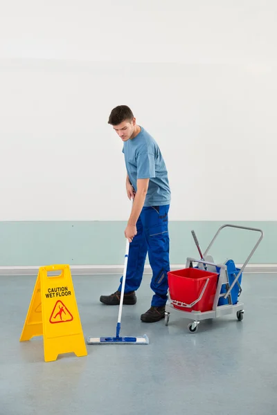 Trabalhador masculino com equipamentos de limpeza — Fotografia de Stock