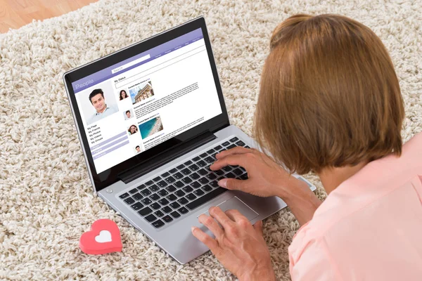 Vrouw chatten op Social Networking Site — Stockfoto