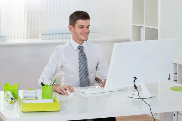 Empresário que trabalha no computador — Fotografia de Stock