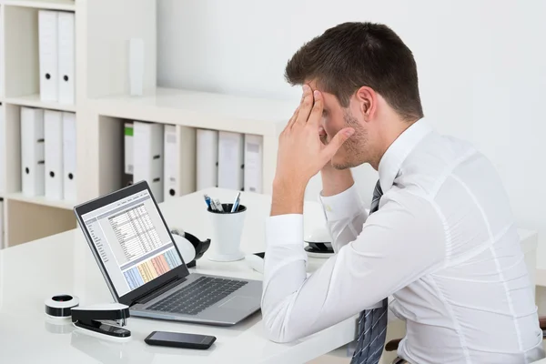 Zakenman lijden hoofdpijn aan balie — Stockfoto